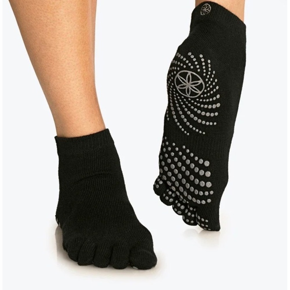 Gaiam Super Grippy Yoga Socks Black Five Toe Non Slip Pilates Barre S/M 05-52223